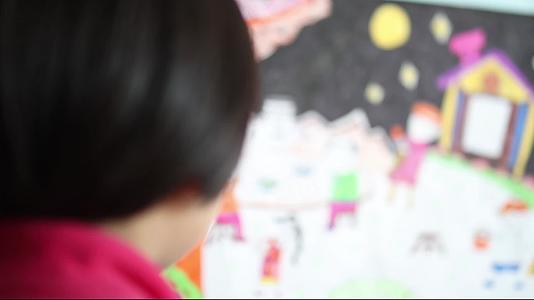 幼儿园小朋友画画玩玩具梭梭板视频的预览图