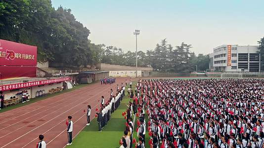 校园运动会集会升国旗唱国歌仪式视频的预览图