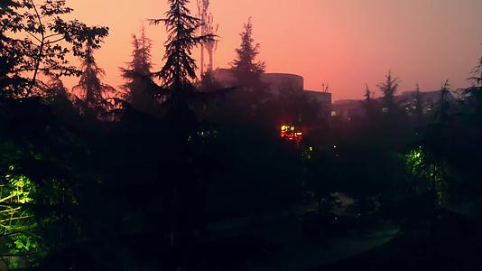 城市江景日出日落黄昏车流雾霾视频的预览图