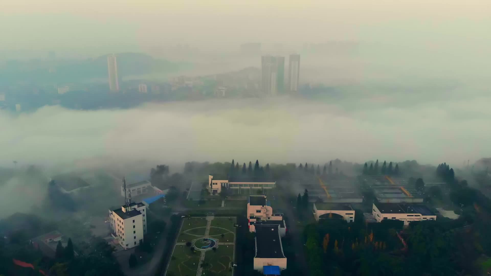都市雾霾烟雾缭绕梦幻雾都视频的预览图