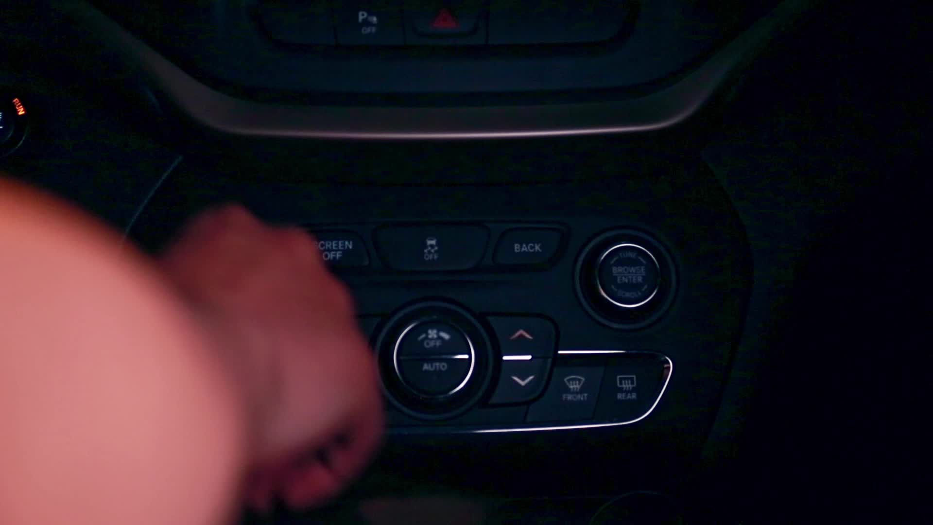 启动车开车抽烟转方向盘视频的预览图