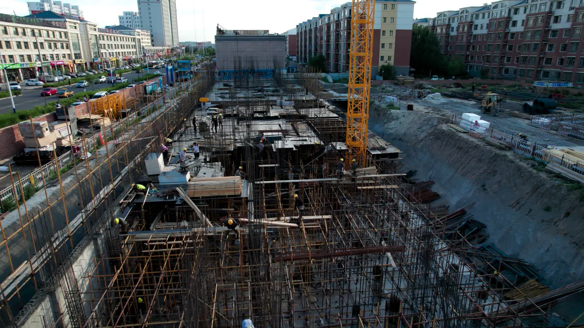 锡林浩特市房地产建设工地塔吊午后5k超高清航拍视频视频的预览图