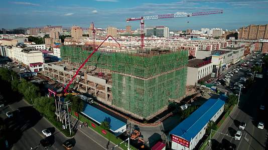 锡林浩特市房地产建设工地塔吊午后5k超高清航拍视频视频的预览图