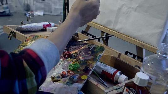 美术生模特油画写生挤颜料创作视频的预览图