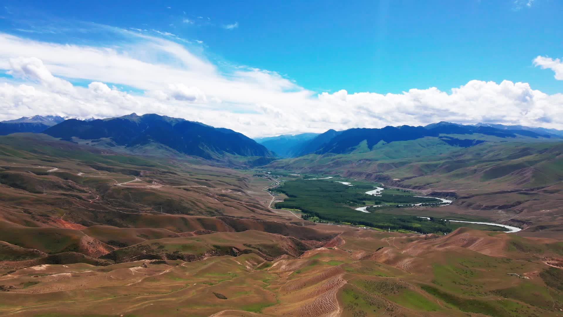 航拍新疆喀拉峻大峡谷视频的预览图