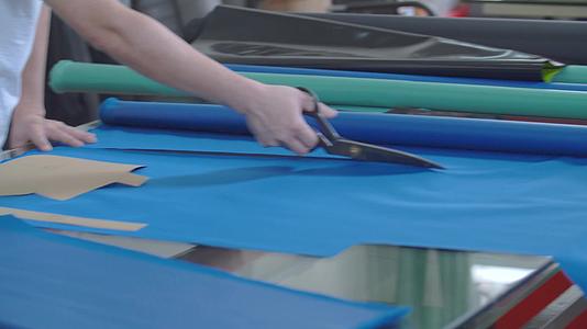 材料裁剪和布料裁剪工厂实拍视频的预览图