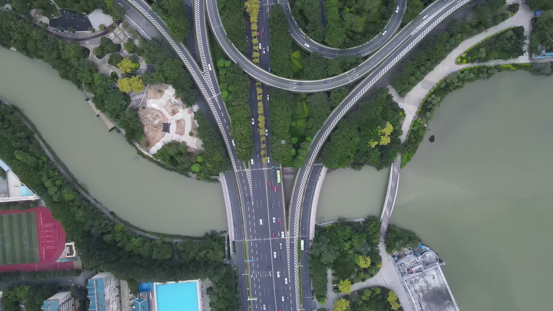 广西南宁竹溪立交桥城市高架交通4K航拍视频的预览图