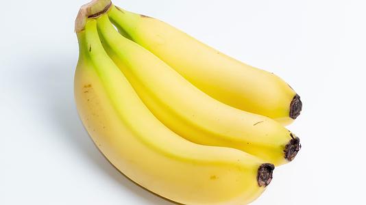 新鲜水果香蕉特写4k实拍视频的预览图