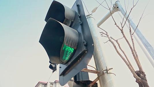 红绿灯城市交通标识人行斑马线视频的预览图