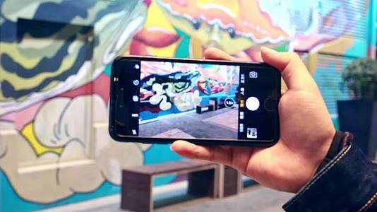 手机使用自拍视频街头涂鸦记录生活视频的预览图