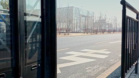 公交车到站现代城市交通挤公交视频的预览图