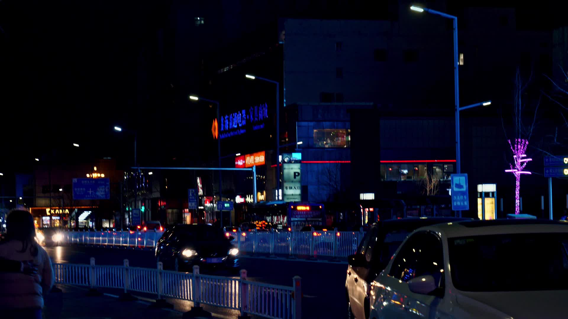 公路霓虹灯夜晚开车穿梭北京交通视频的预览图