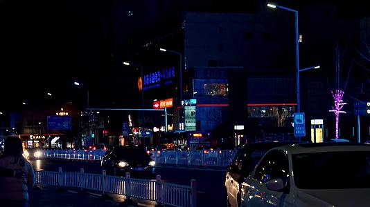 公路霓虹灯夜晚开车穿梭北京交通视频的预览图