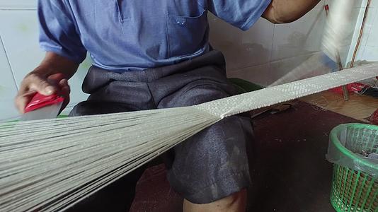 贵州安顺农村传统手工编织线织布工艺视频视频的预览图