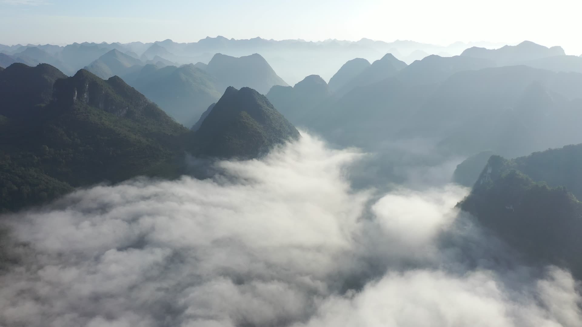 贵州山川云雾缭绕风景航拍4k视频的预览图