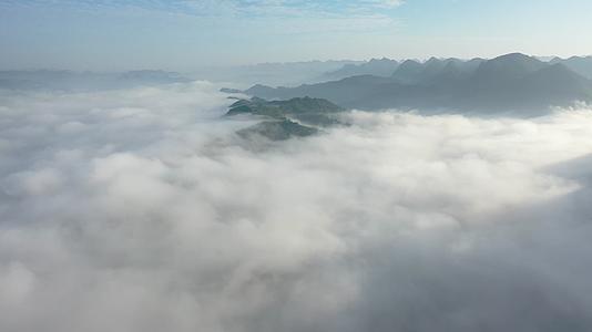 贵州山川云雾缭绕风景航拍4k视频的预览图