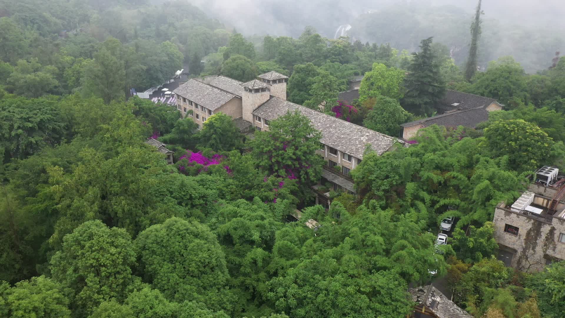 贵州黄果树瀑布云雾缭绕风景航拍4k视频的预览图