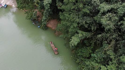 安顺关岭木成河景区河流划船竹筏航拍视频视频的预览图