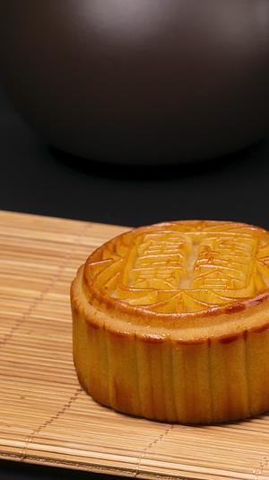 中秋节月饼美食4k实拍滑轨平移视频的预览图