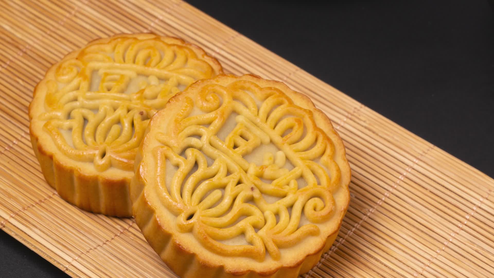 中秋节豆沙月饼美食4k实拍滑轨平移视频的预览图