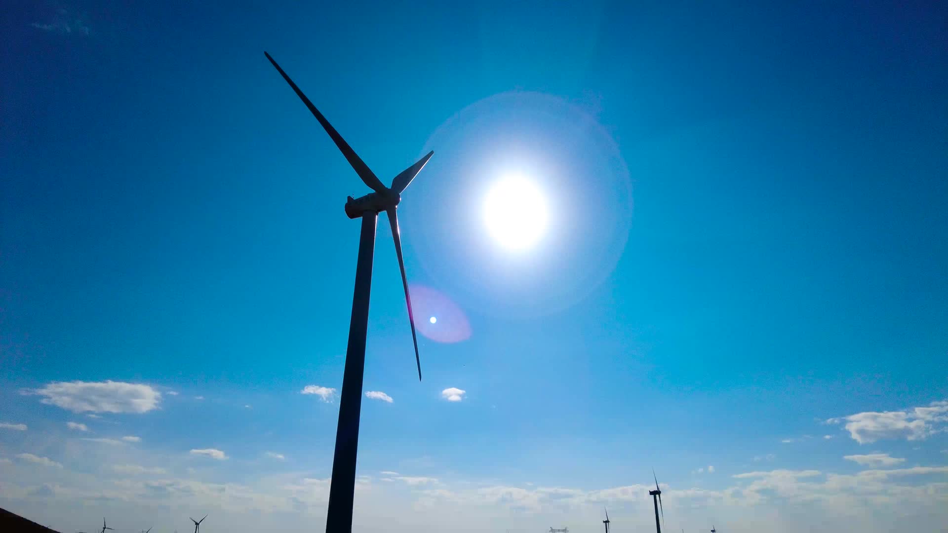 内蒙古草原上逆光的发电大风车下午4k拍摄视频视频的预览图