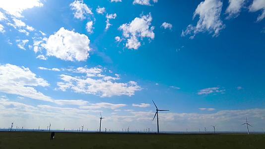 内蒙古草原上逆光的发电大风车下午4k拍摄视频视频的预览图