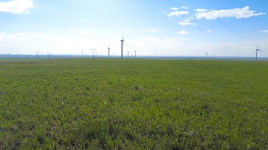 内蒙古大草原上成片的风力发电车午后4k拍摄视频视频的预览图