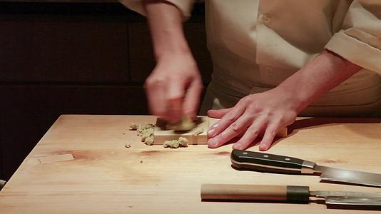 厨师制作日本料理刺身鱼寿司实拍视频的预览图