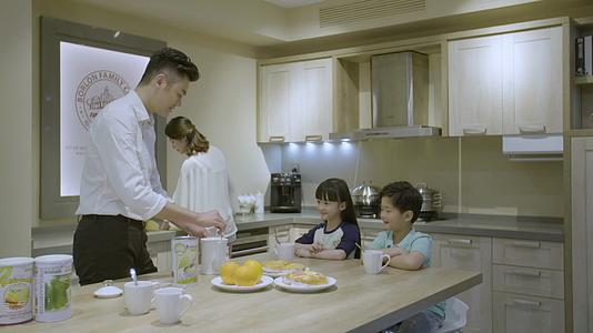 高清4K一家人一起早餐实拍视频视频的预览图