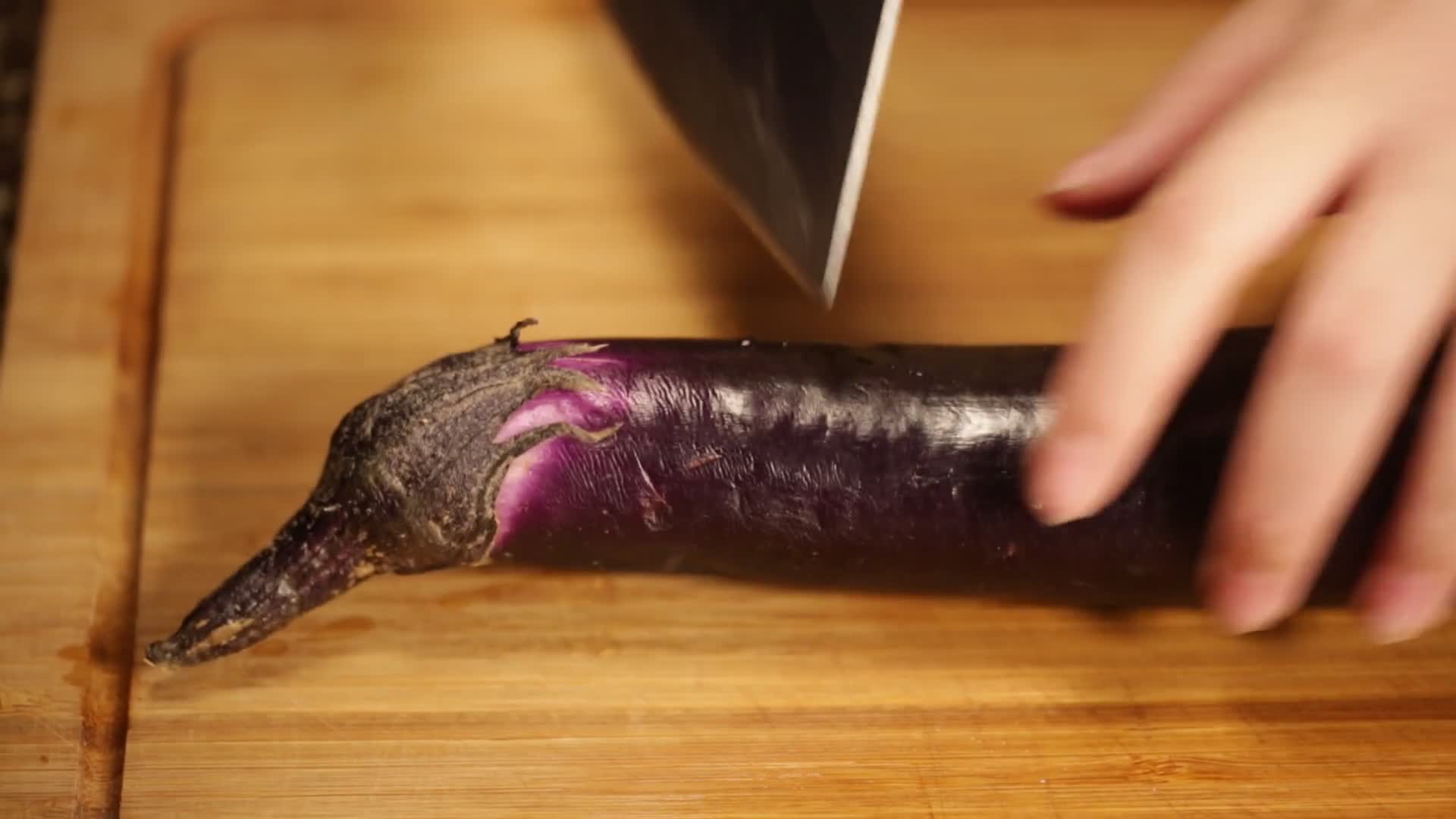 刀工厨师切茄子去头视频的预览图
