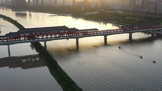 咸阳古渡廊桥建筑航拍视频视频的预览图