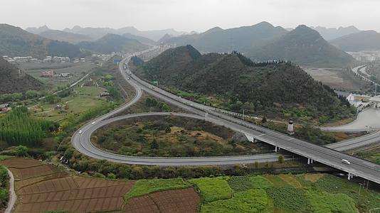 安顺市石头寨景区山水公路高速公路航拍4K视频的预览图