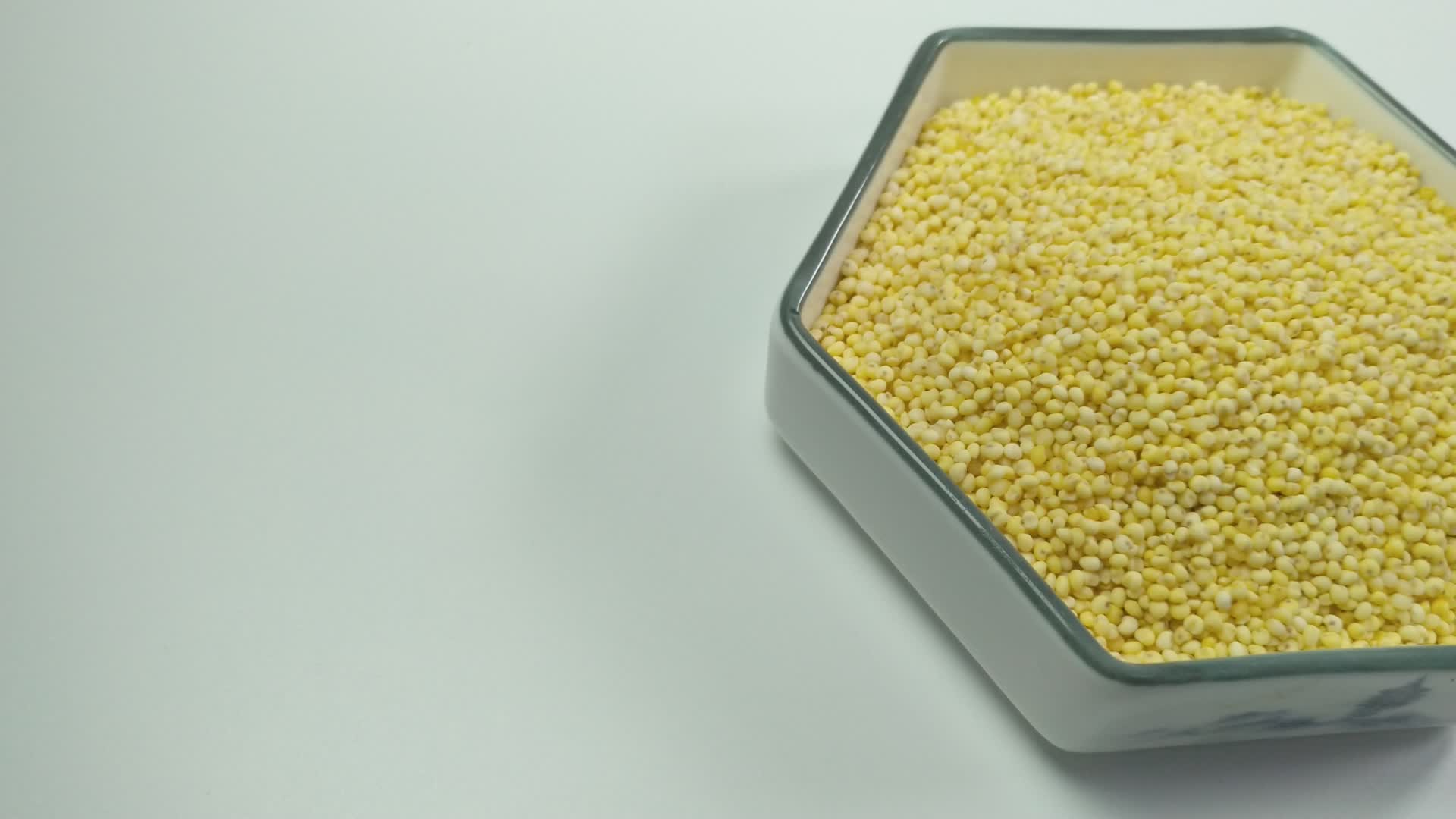 白底滑轨黄金苦荞茶4K实拍视频视频的预览图