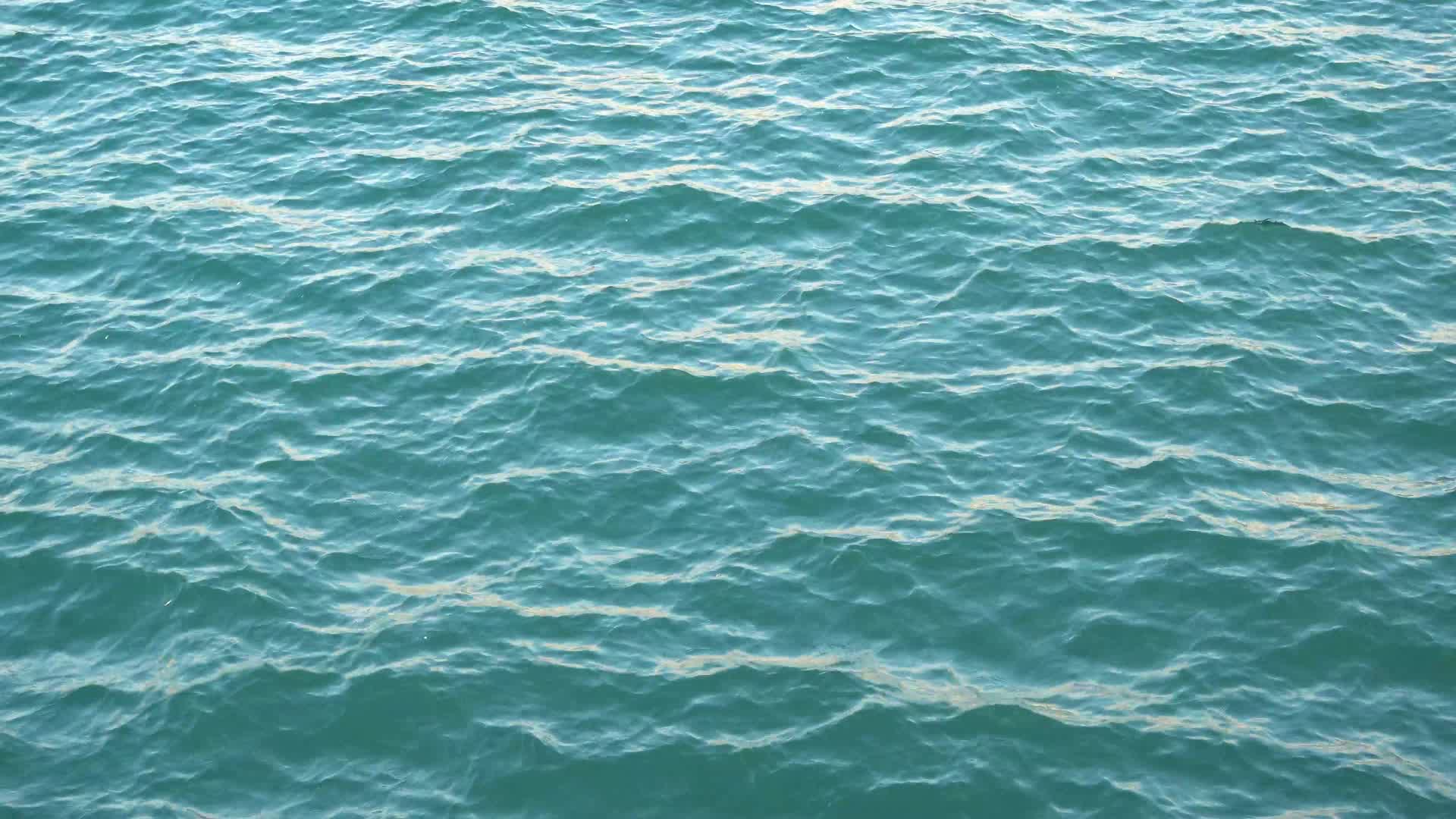蓝色水面波浪波纹4k实拍视频的预览图