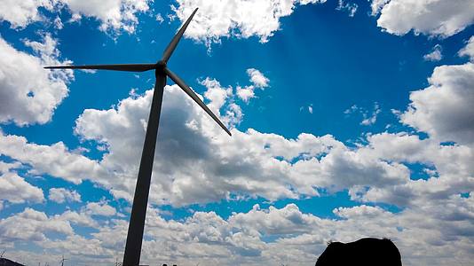内蒙古草原上的发电大风车4k拍摄视频视频的预览图