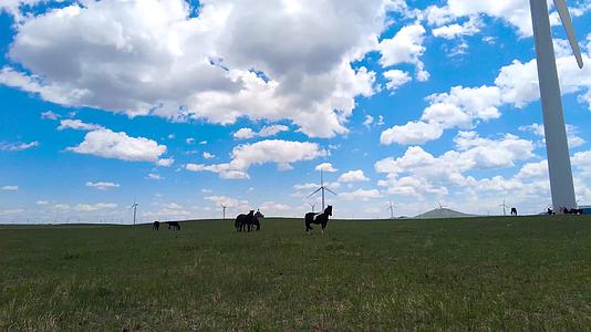 内蒙古草原上的敖包和悠闲的马群午后4k拍摄视频视频的预览图