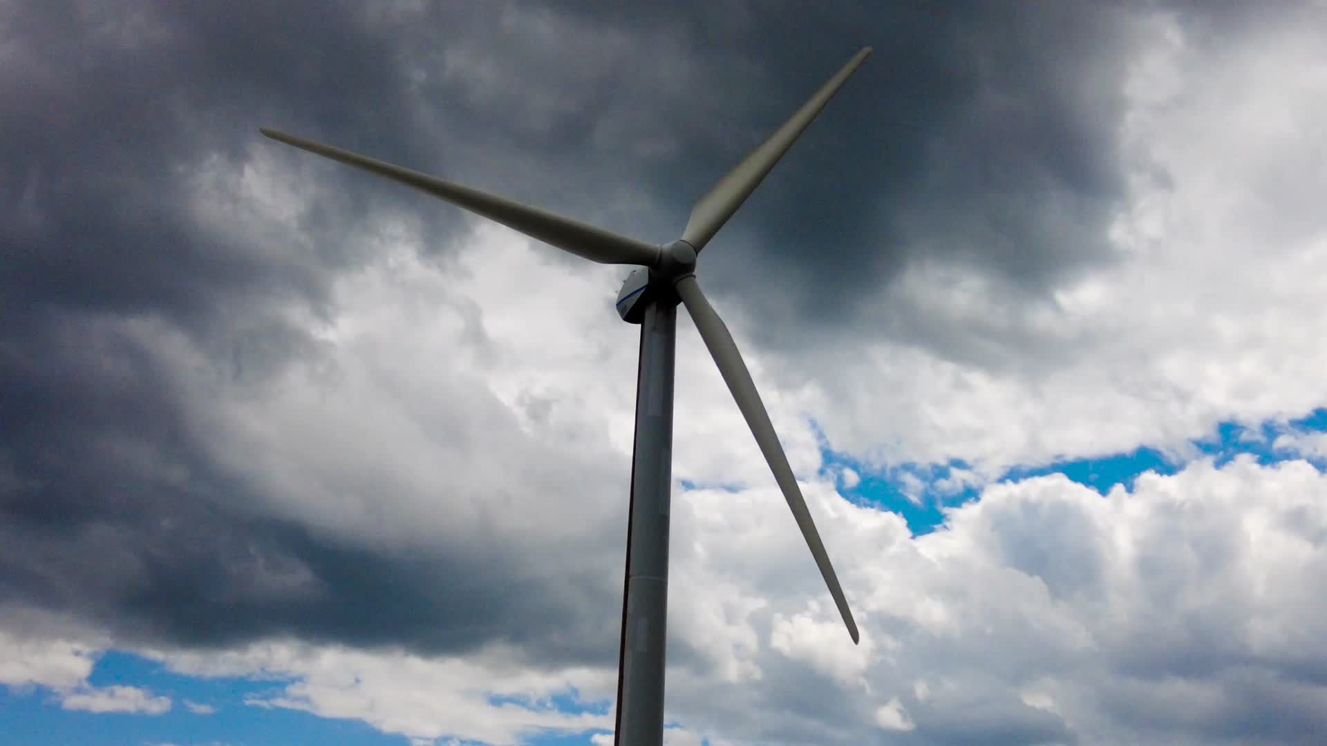 内蒙古草原上的新能源发电大风车午后4k拍摄视频视频的预览图