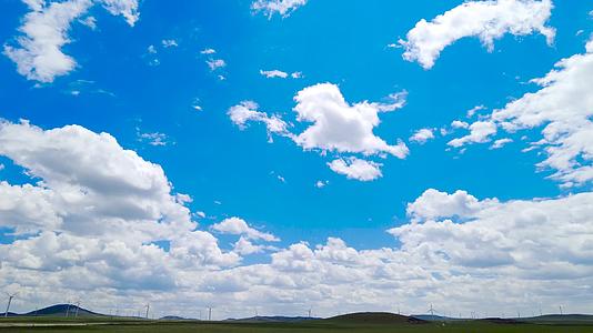 内蒙古大草原的白云蓝天大风车午后4k拍摄延时视频视频的预览图