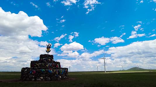 内蒙古大草原的白云蓝天敖包大风车午后4k拍摄延时视频视频的预览图