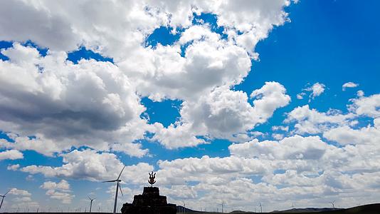 内蒙古大草原的白云蓝天敖包大风车午后4k拍摄延时视频视频的预览图
