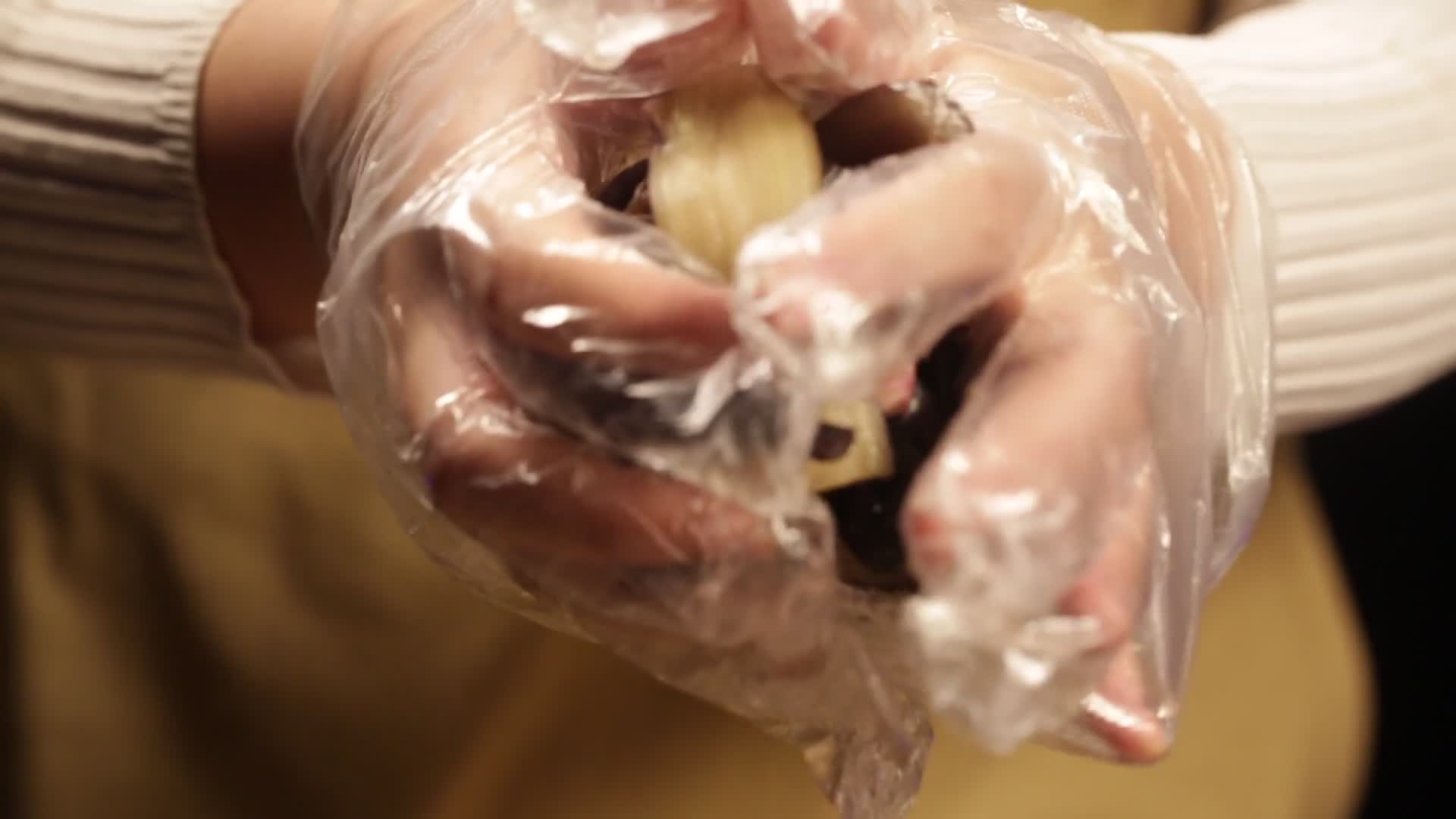 沥干腌制的茄子干视频的预览图