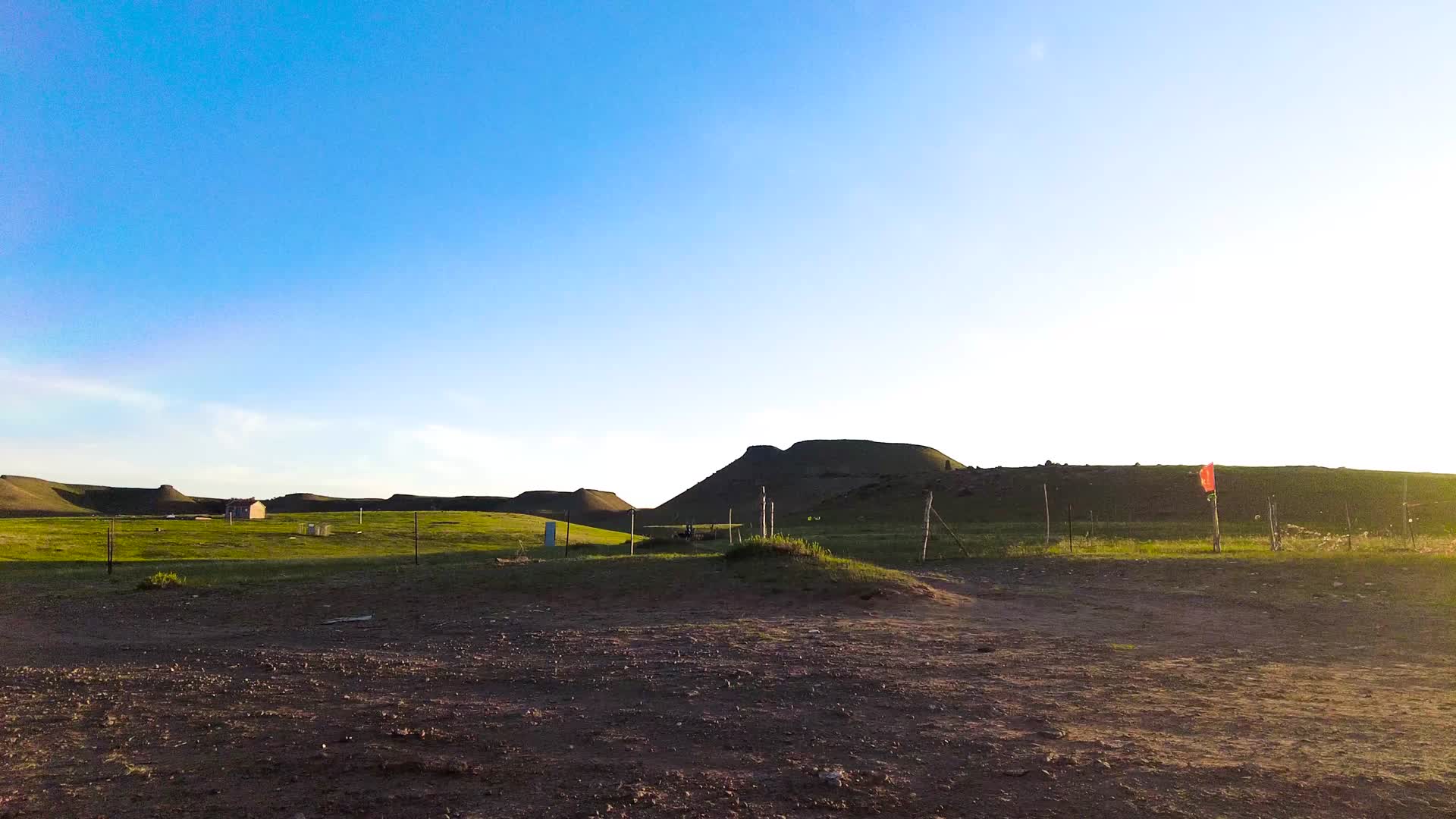 锡林郭勒火山地质公园平顶山傍晚4k拍摄视频视频的预览图