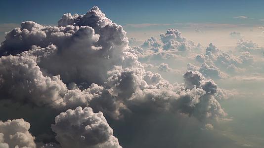4K飞机窗外的白云奇景视频的预览图