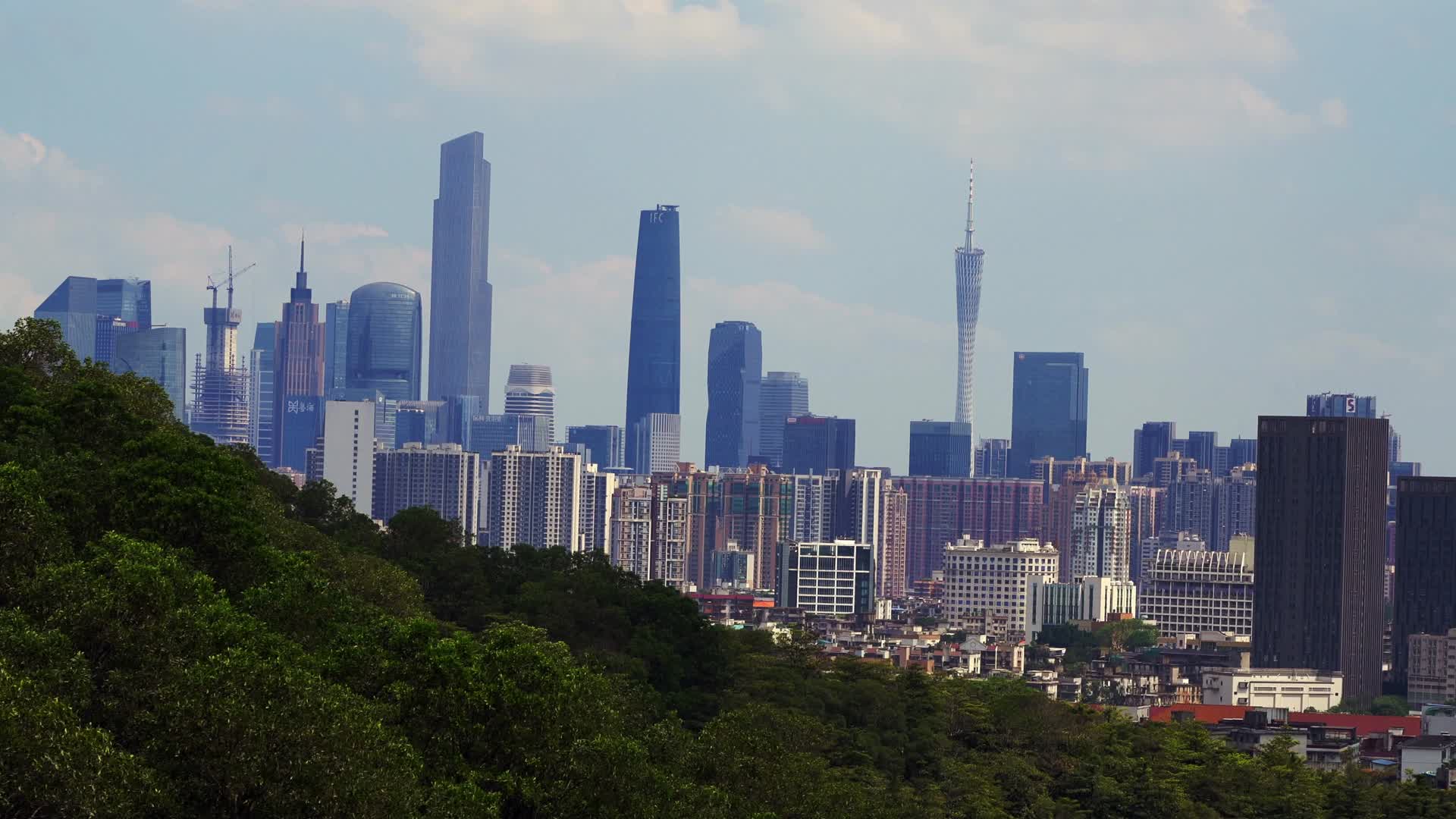 4K实拍缆车窗外广州建筑视频的预览图