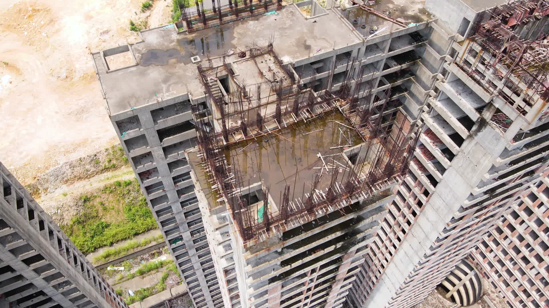 城市烂尾楼停工楼盘4K航拍视频的预览图