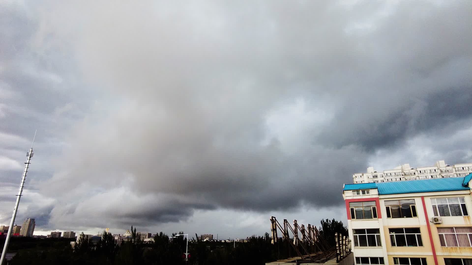 锡林浩特市暴雨前夕城市上空乌云翻滚4k拍摄延时视频视频的预览图