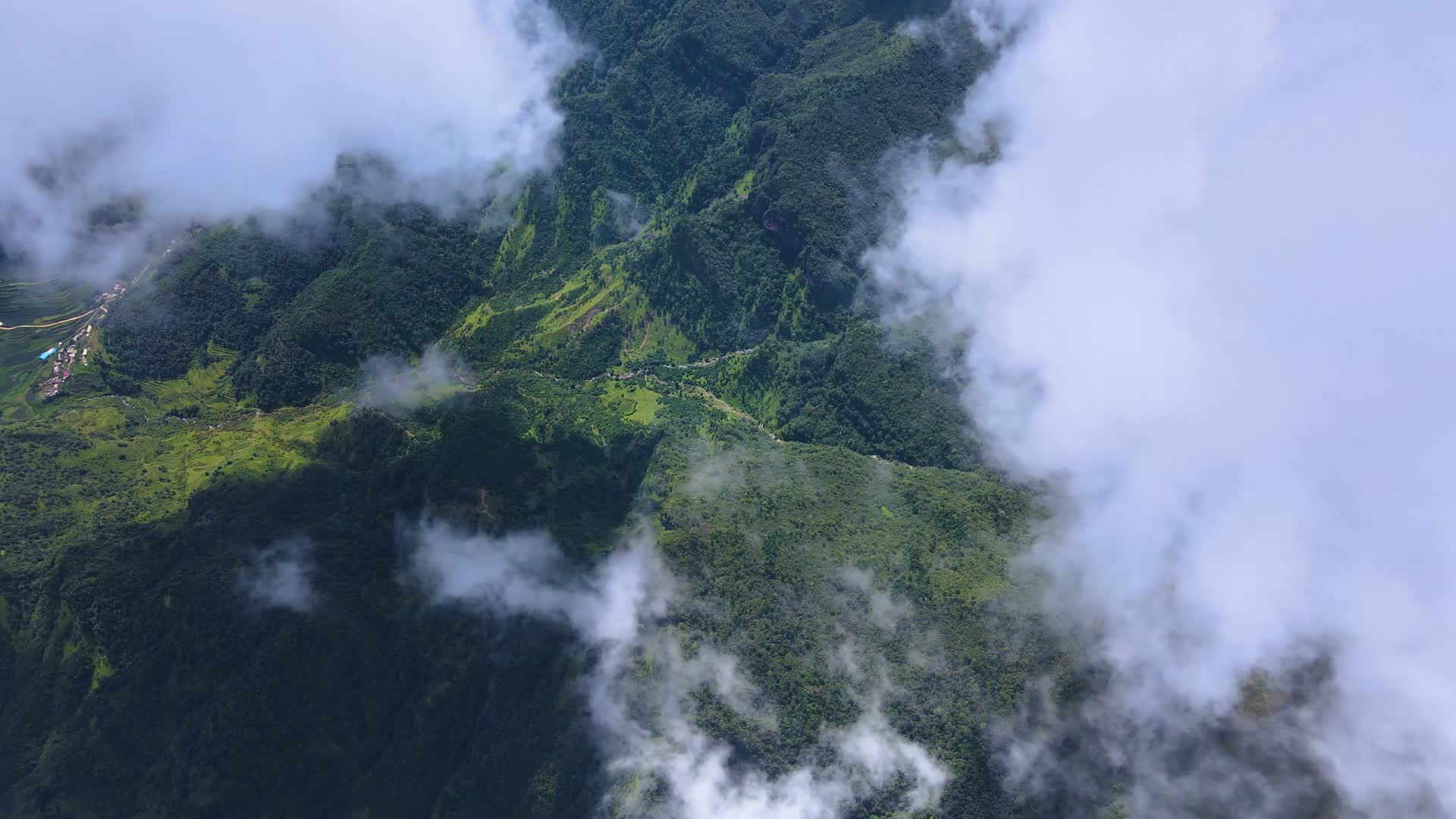 4K航拍云南风光大山深处云雾缭绕震撼壮观视频的预览图