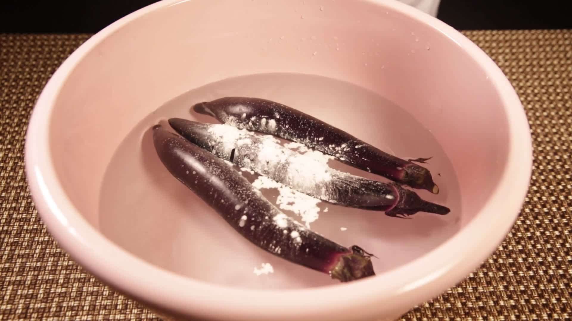 水盆洗长茄子视频的预览图