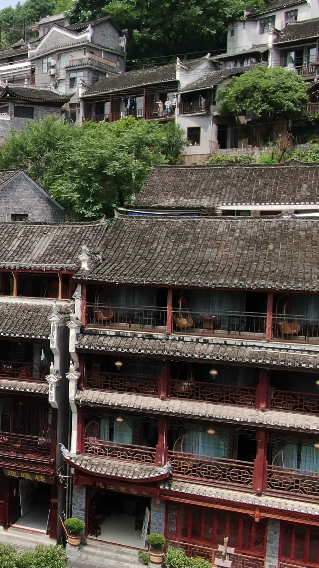 湖南湘西凤凰古城吊脚楼竖屏航拍视频的预览图