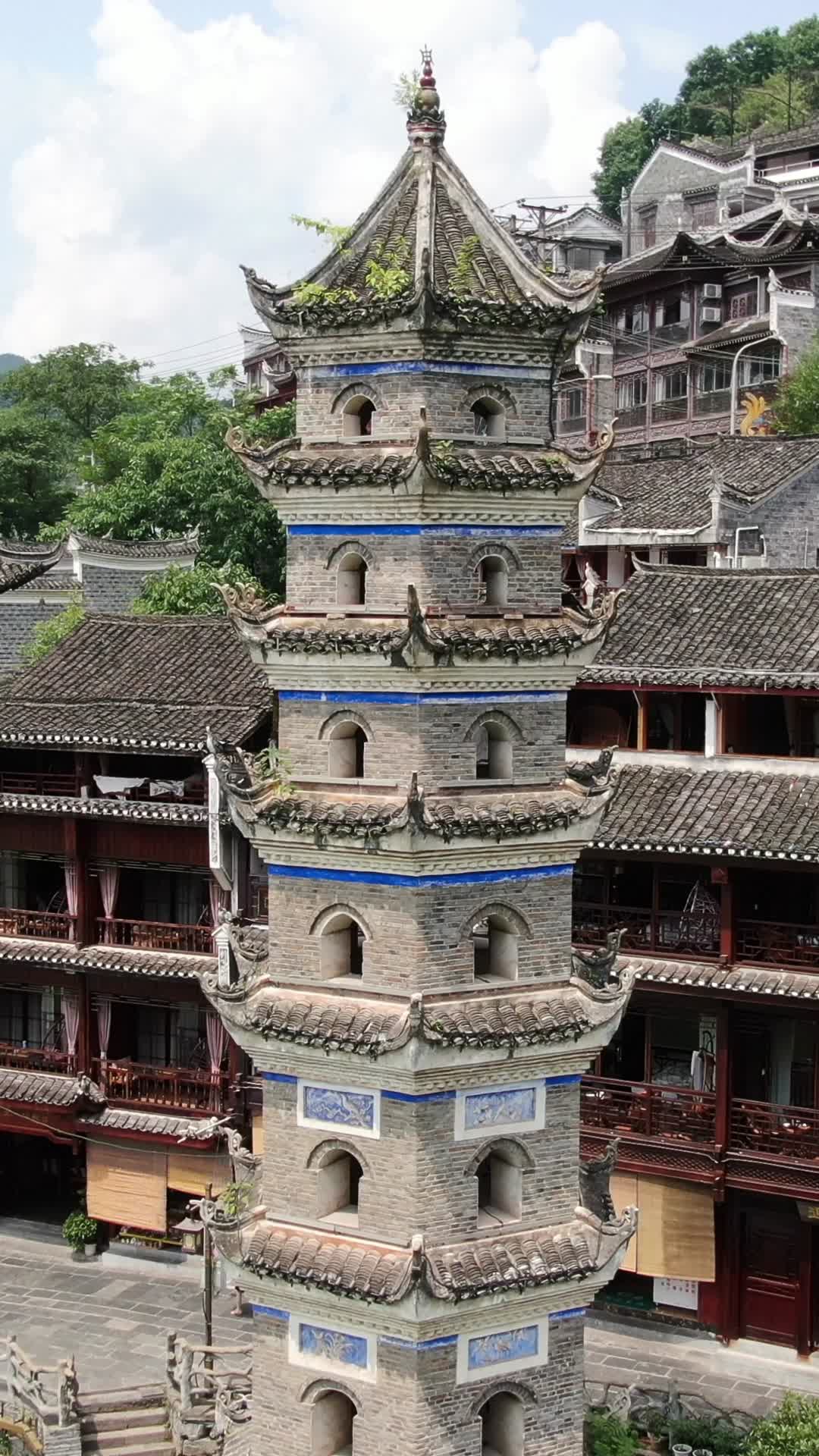 湖南凤凰古城万名塔竖屏航拍视频视频的预览图